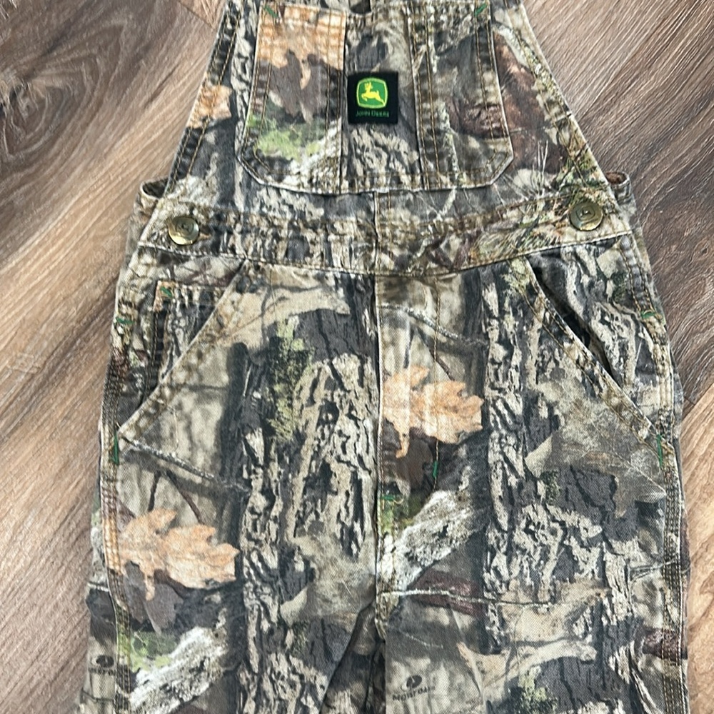 John Deere Camo Print Boys Bib Overalls Sz 5 front pockets & adjustable straps - Picture 3 of 10